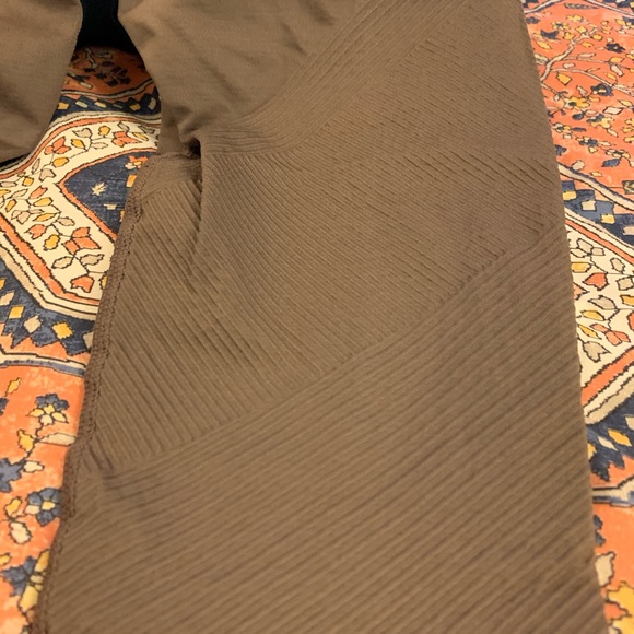 Fabletics leggings in a grayish/mauve color SZ L - Picture 3 of 9